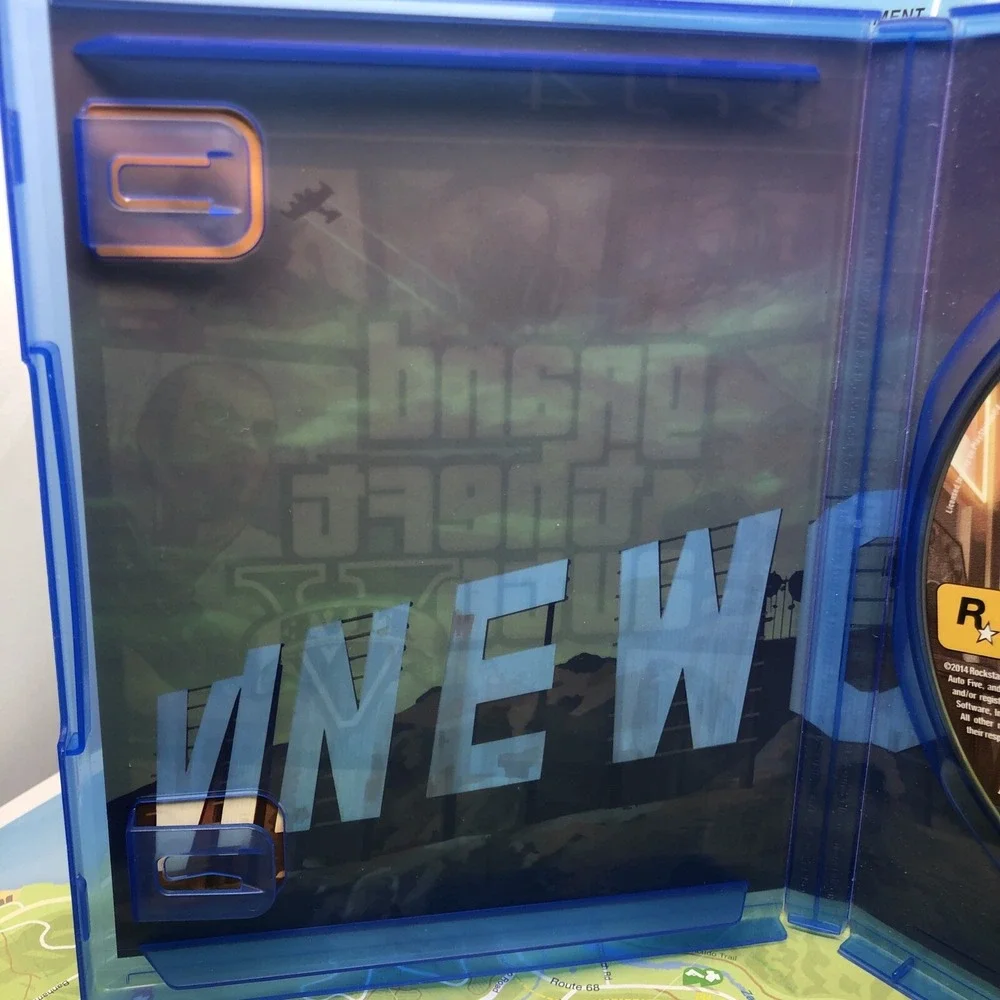 Grand Theft Auto V (Sony PlayStation 4, 2014) Physical‎ Complete w/Map, Mint